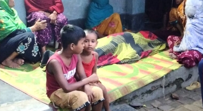 ভোলাহাটে দুই সন্তান রেখে গৃহবধূর আত্মহত্যা