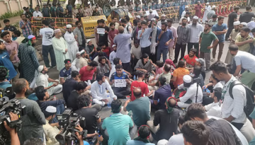 সকালেও বিক্ষোভ চলছে যমুনার সামনে