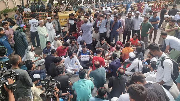 সকালেও বিক্ষোভ চলছে যমুনার সামনে