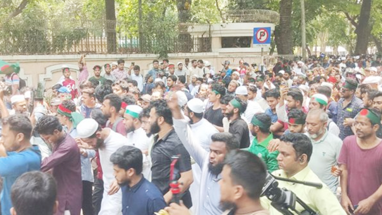 আ.লীগ নিষিদ্ধের দাবিতে মঞ্চে জড়ো হচ্ছেন আন্দোলনকারীরা