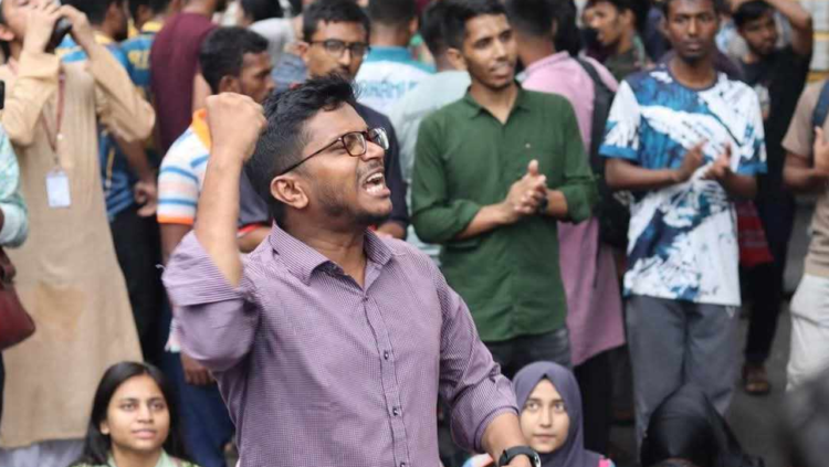 কাকরাইলে জড়ো হচ্ছেন জবি শিক্ষার্থীরা, চলছে অনশনের প্রস্তুতি