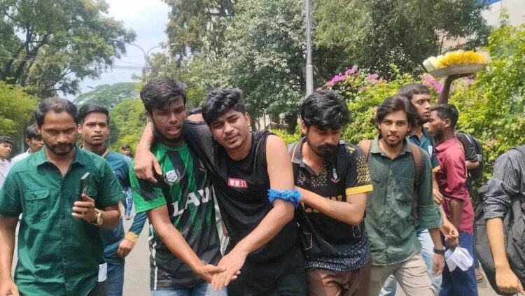 জবি শিক্ষক-শিক্ষার্থী এবং সাংবাদিকদের উপর লাঠি চার্জ ও টিয়ারশেল নিক্ষেপ