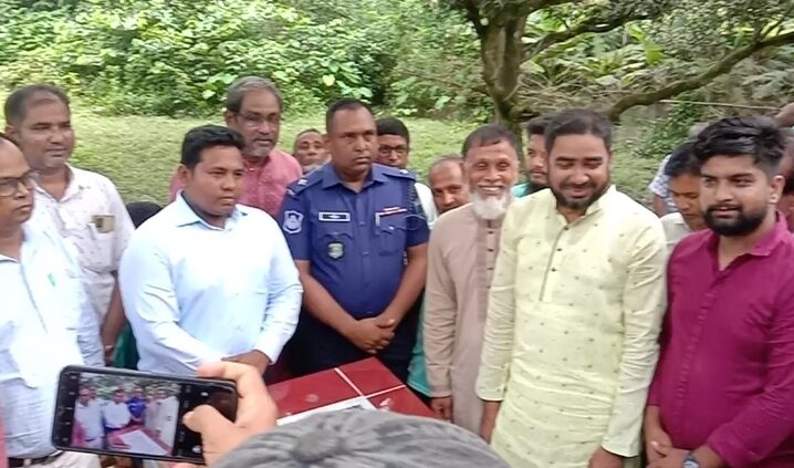 ভোলাহাটে এলাকাবাসীর অর্থায়নে পাইপলাইন নির্মাণ কাজের শুভ উদ্বোধন