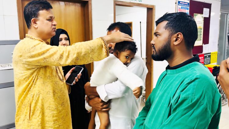 আগুনে দগ্ধ শিশু রাইসাকে দেখতে হাসপাতালে এমপি মোশারফ: আর্থিক সহায়তা প্রদান